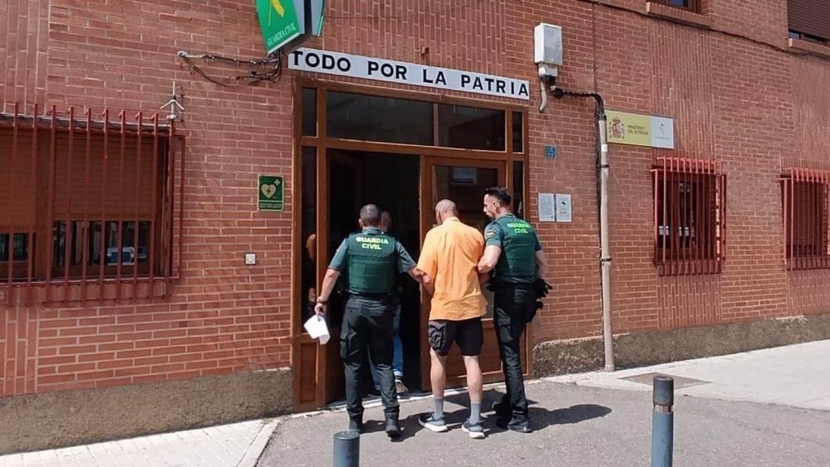 Guardias civiles con el detenido en Banavente