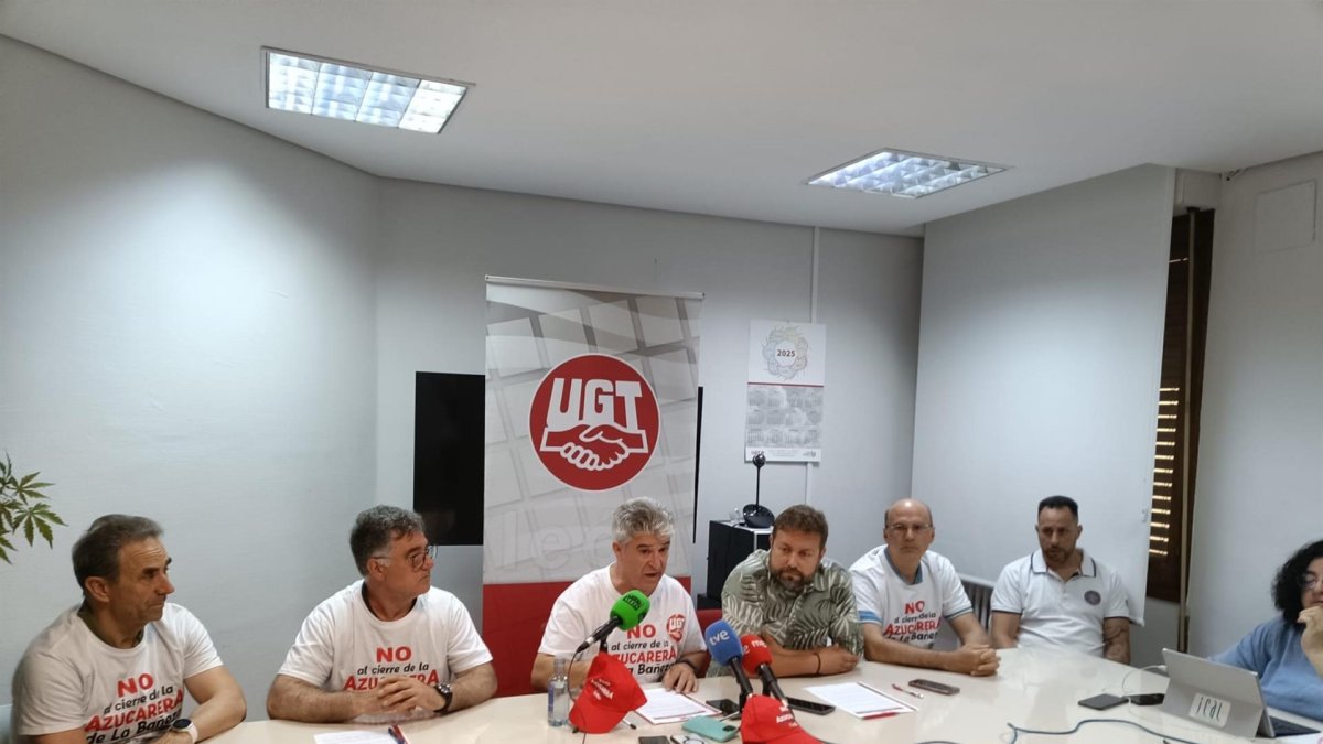 El presidente del comité de empresa de la Azucarera de La Bañeza, Benigno Pérez (centro) y el secretario general de UGT FICA León, René Rodríguez (a su derecha) durante su comparecencia en la sede de UGT de León.