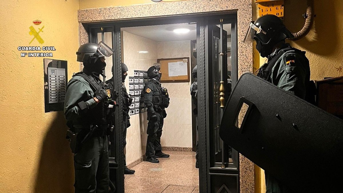 Los agentes intervienen en la vivienda.
