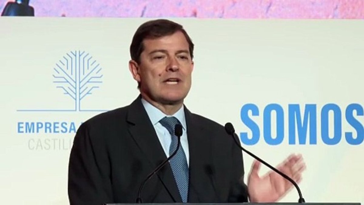 El presidente de Castilla y León carga contra Pedro Sánchez en la asamblea de Empresa Familiar.