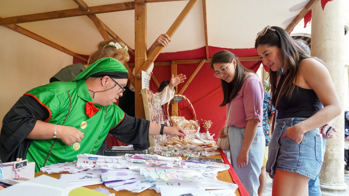 Inauguración de la Feria Medieval de los centros asistenciales de la Diputación de León