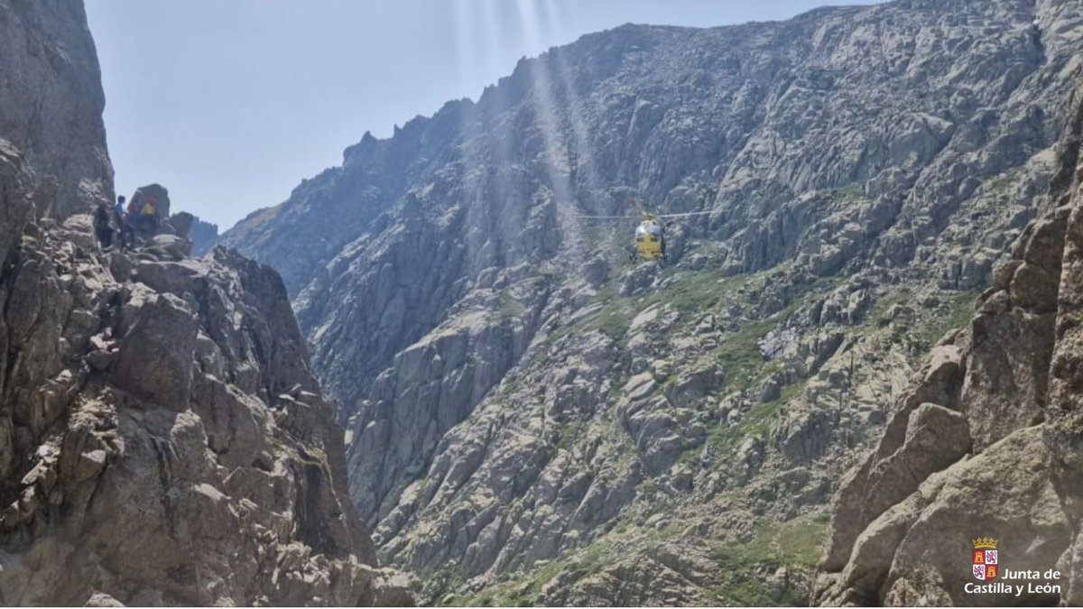 Helicóptero en la Cuerda de Los Galayos, en El Hornillo (Ávila).