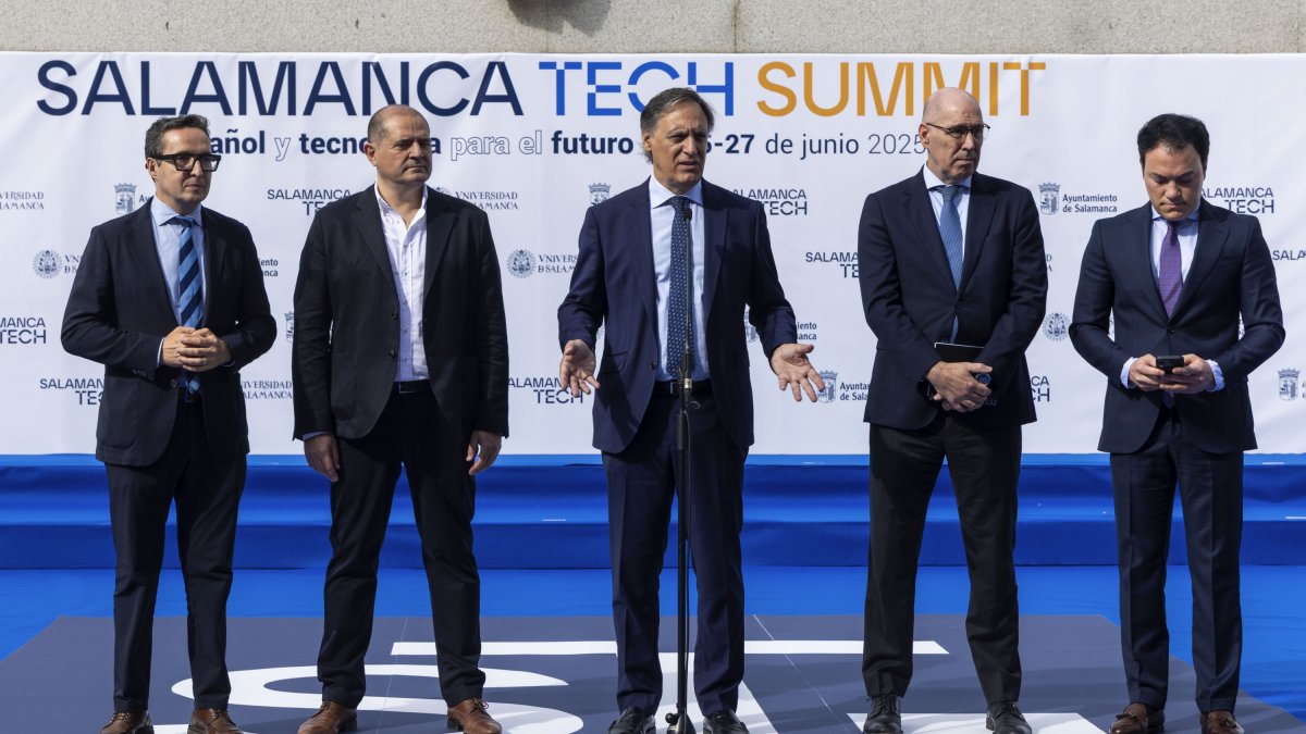 El rector de la Usal Juan Manual Corchado, el alcalde de la capital charra, Carlos García Carbayo; el viceconsejero de Economía y Competitividad de la Junta de Castilla y León, Carlos Martín Tobalina; y el CEO de Copernion, Juan Manuel Barrionuevo inauguran ‘Salamanca Tech Summit’