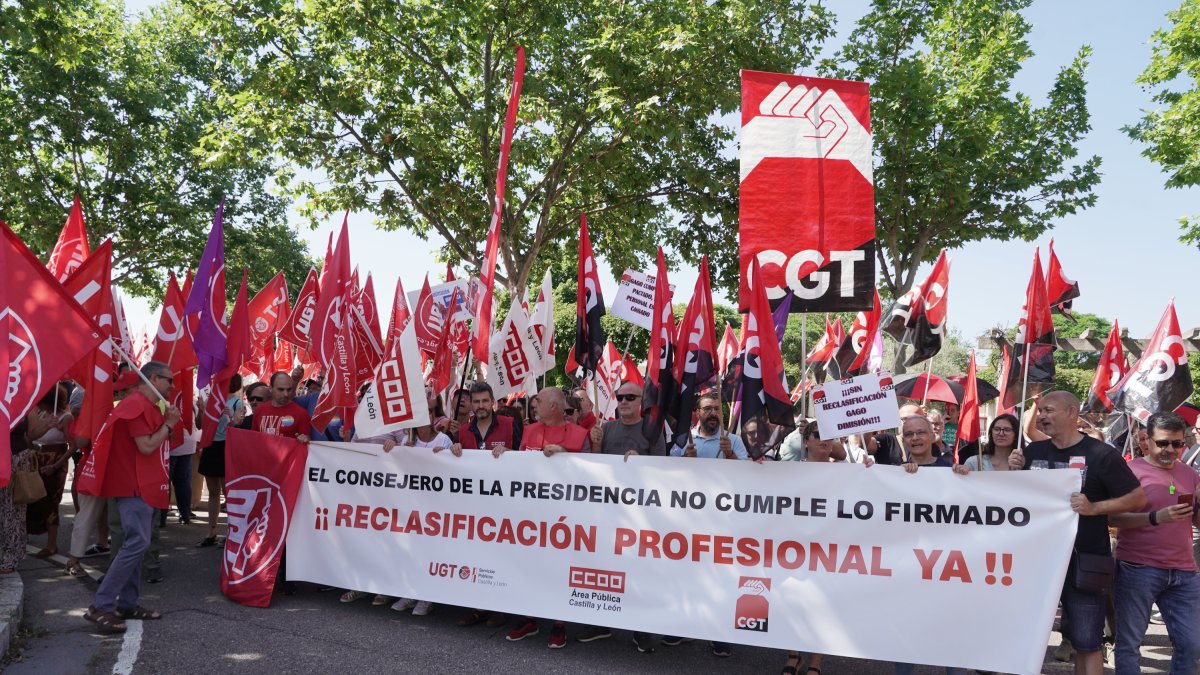 CCOO, UGT y CGT se concentran ante la Consejería de Presidencia para exigir el cumplimiento del convenio y la reclasificación del personal laboral de la Junta.