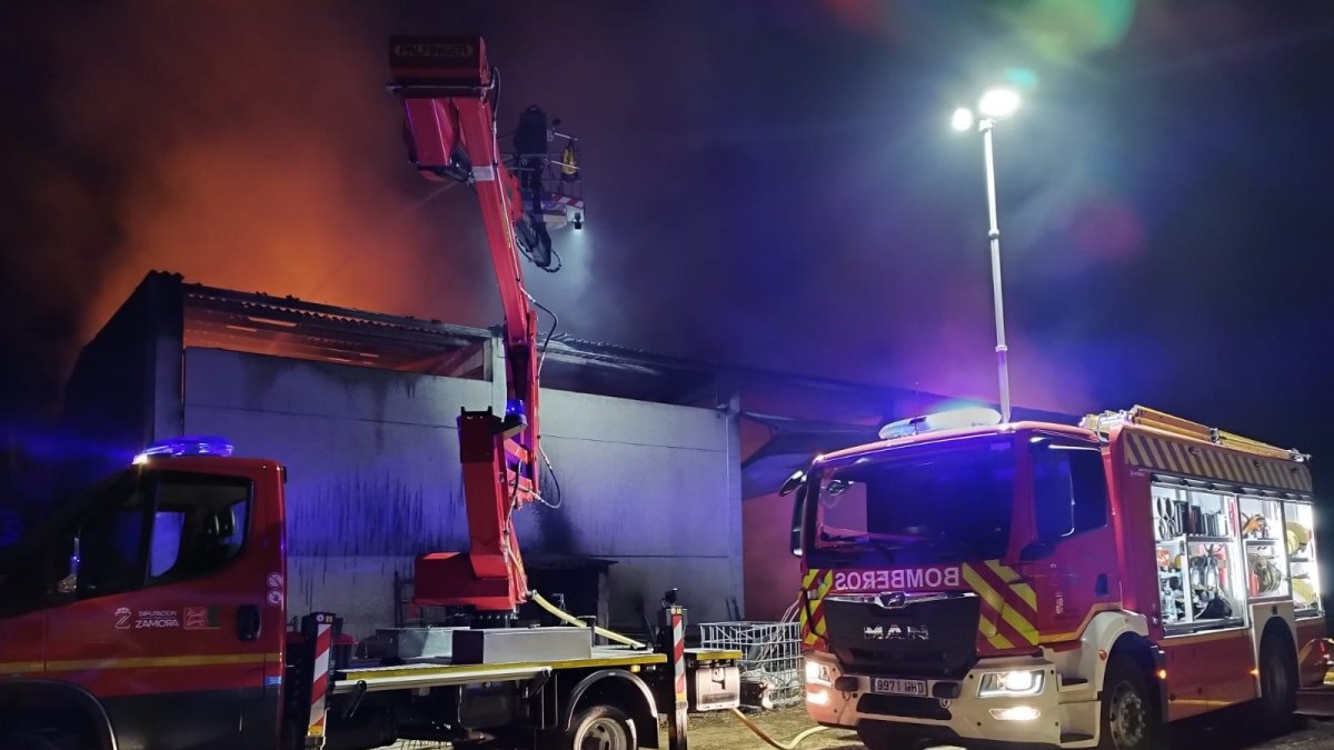 Arde una nave con maquinaria agrícola y paja en Monfarracinos, Zamora.