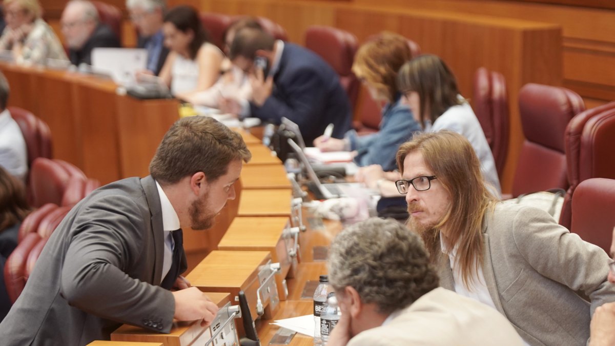 El procurador de VOX Suárez Arca se acerca amistosamente al escaño de Pablo Fernández, pese a que les había llamado