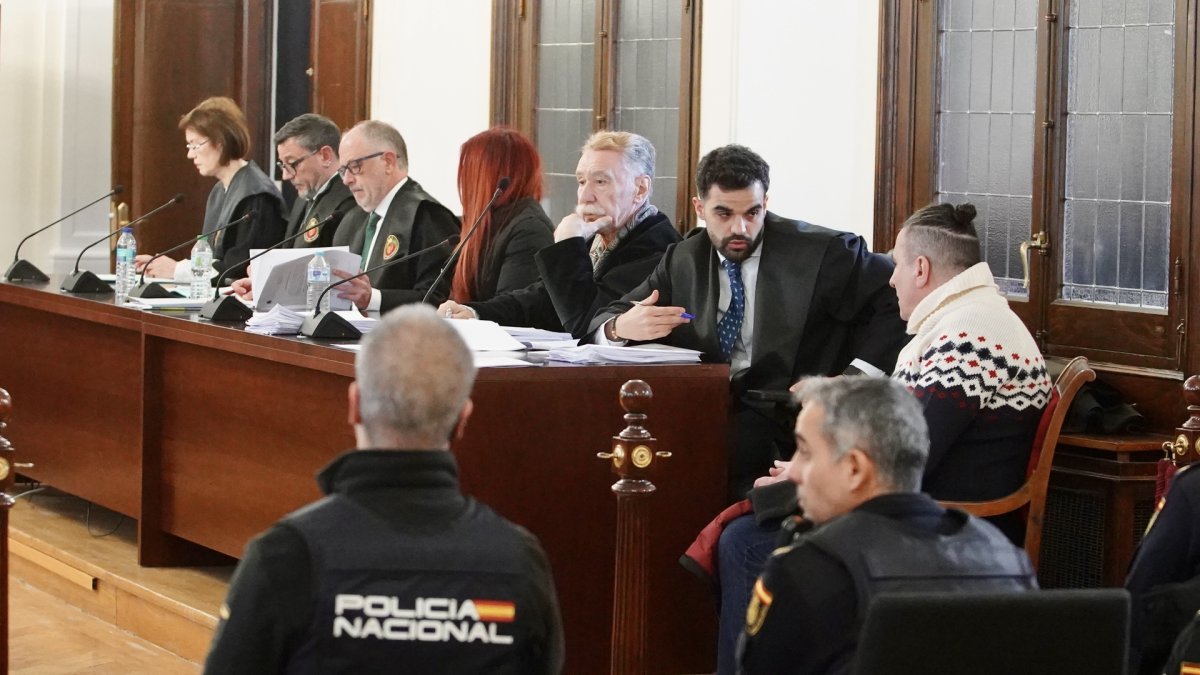 Primera sesión del juicio contra el hombre y la mujer acusados de asesinar a una prostituta en una vivienda de Cembranos en el año 2021.