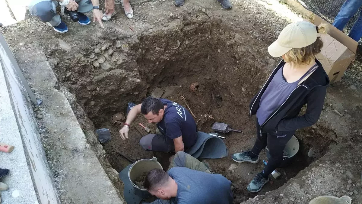 Diferentes personas participado en la localización de restos de la fosa del cementerio viejo de Mansilla