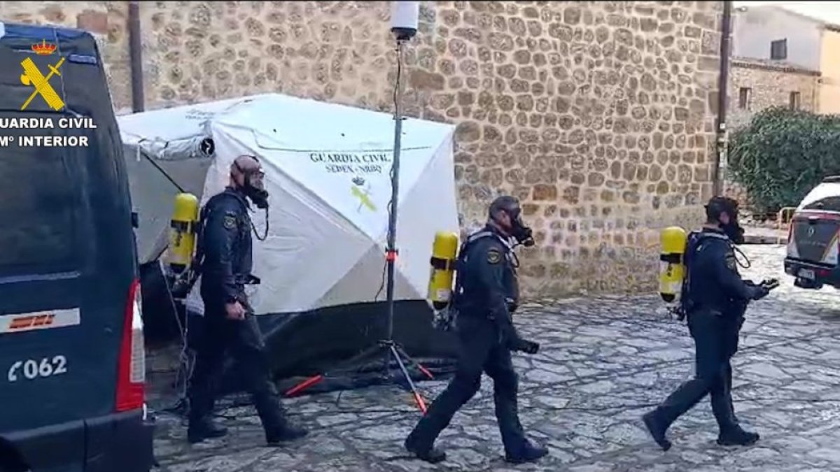 Agentes de la Guardia Civil entran en el establecimiento.