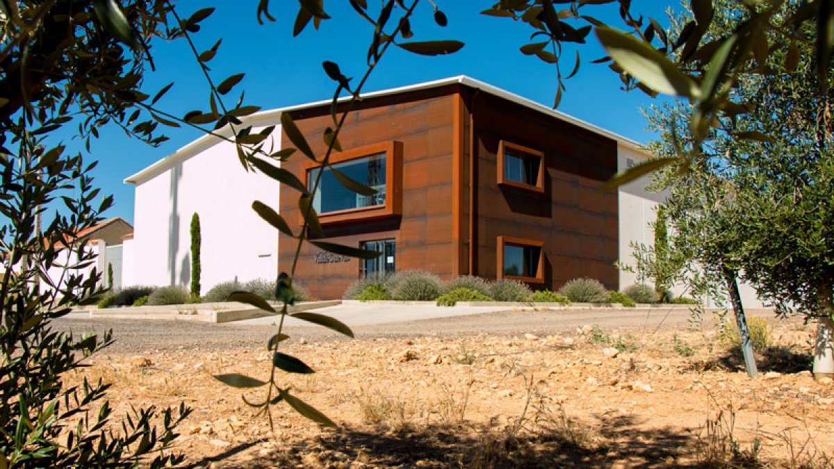 La almazara, emplazada en Medina de Rioseco (Valladolid), se levantó en 2011, tres años después del nacimiento del proyecto, siendo la primera de Castilla y León.