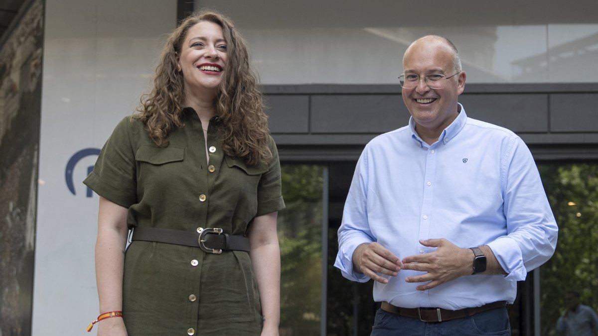 Ester Muñoz y Miguel Tellado ante la sede de Génova.