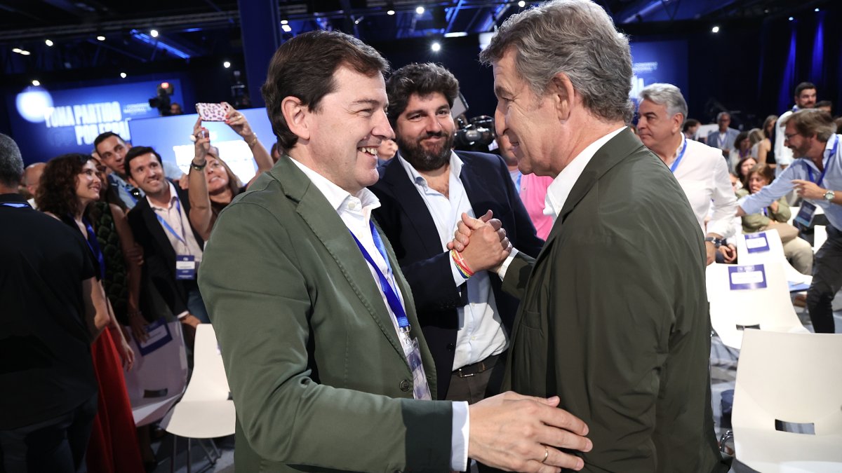 Alfonso Fernández Mañueco y Alberto Núñez Feijóo con Fernando López Miras al fondo, en el Congreso del PP.