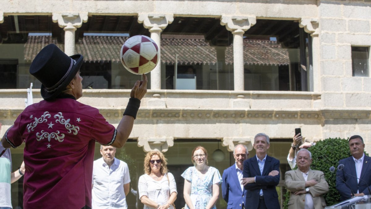 El consejero de Cultura, Turismo y Deporte, Gonzalo Santonja, presenta el XIII Festival de Circo de Castilla y León Cir&Co