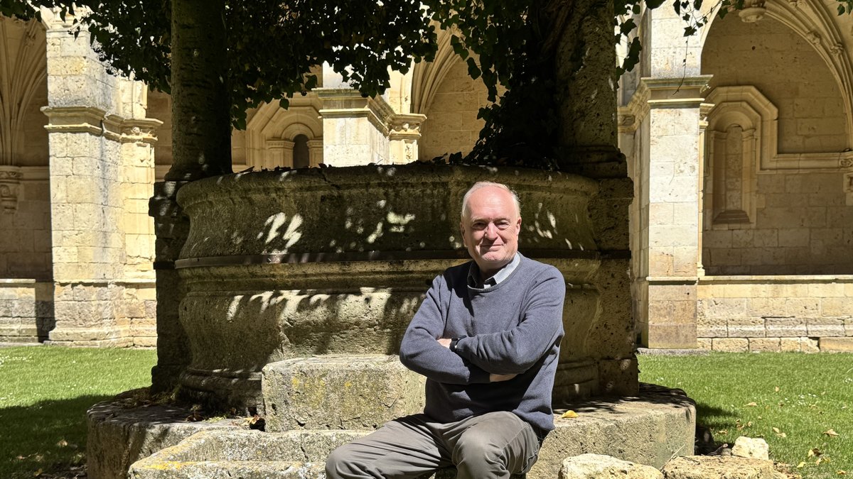José Antonio en el interior del monasterio de San Zoilo.