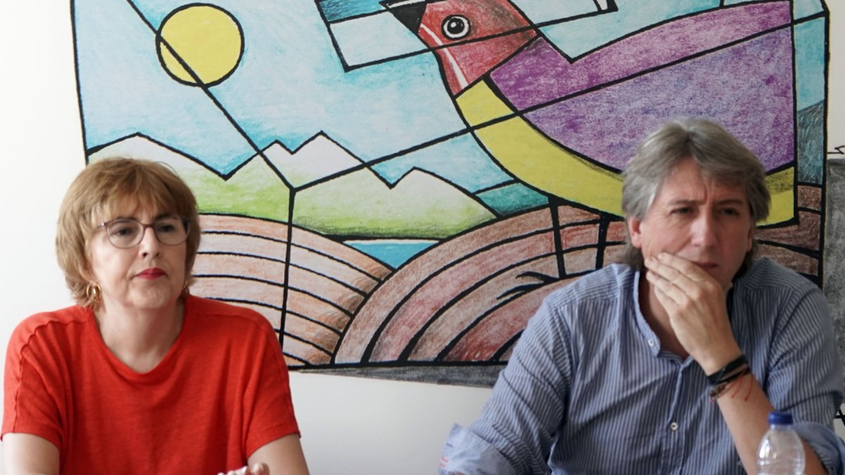 La secretaria general de CCOO en Castilla y León, Ana Fernández de los Muros, y el líder de los socialistas en Castilla y León, Carlos Martínez, durante la reunión.
