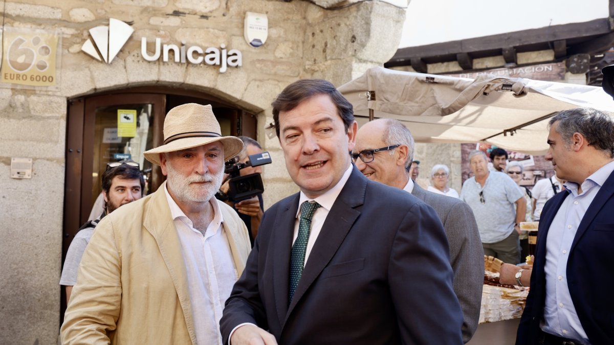 Alfonso Fernández Mañueco clausura el acto de Embutidos Fermín ´20 años exportando a EEUU´, al que también asiste Javier Iglesias García