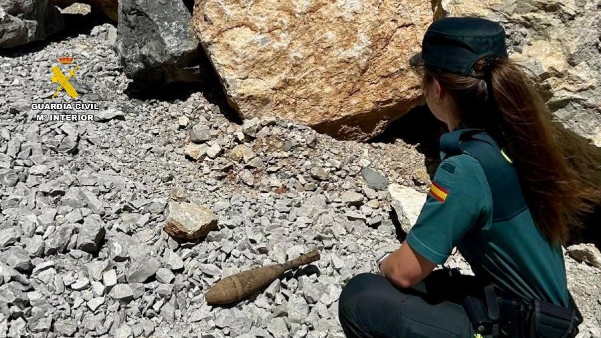 Agente de la Guardia Civil con el proyectil hallado cerca de Nestar