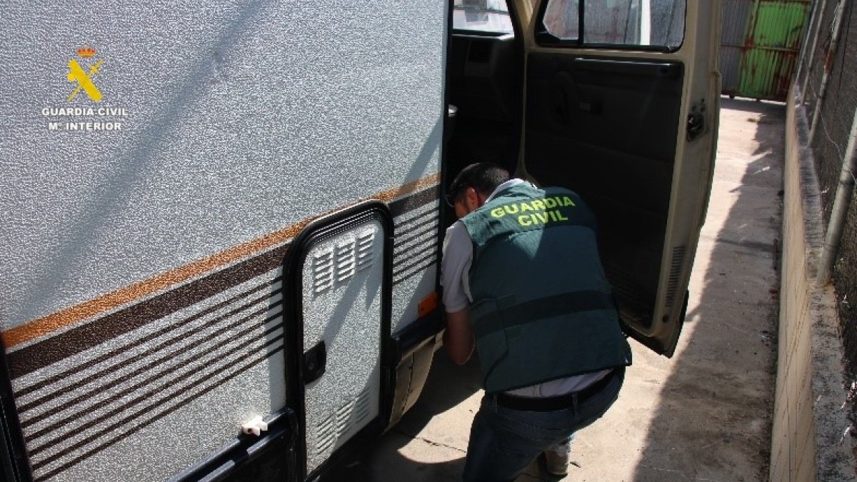 La Guardia Civil informa sobre varias infracciones cometidas por un conductor profesional mientras conducía un vehículo articulado