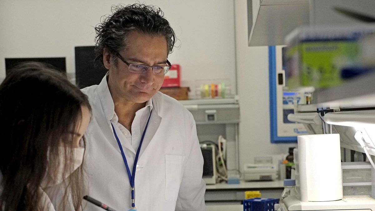 Juan Pedro Bolaños junto con una de las investigadoras de su equipo.