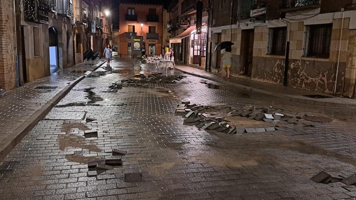 Vídeo: una tromba de agua inunda calles y provoca destrozos en el Burgo de Osma en Soria