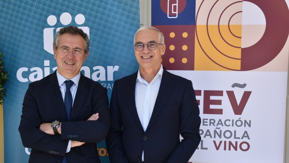 El presidente de Cajamar, Eduardo Baamonde, y el director general de la Federación Española del Vino, José Luis Benítez