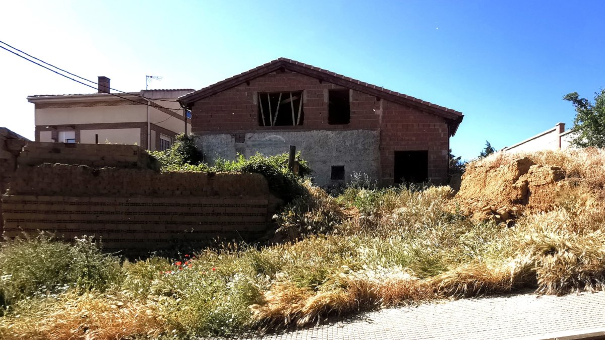 Imagen de un solar en un municipio palentino.