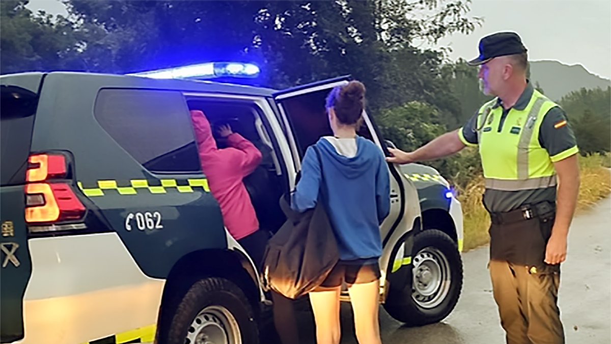 Jóvenes evacuados en un vehículo de la Guardia Civil