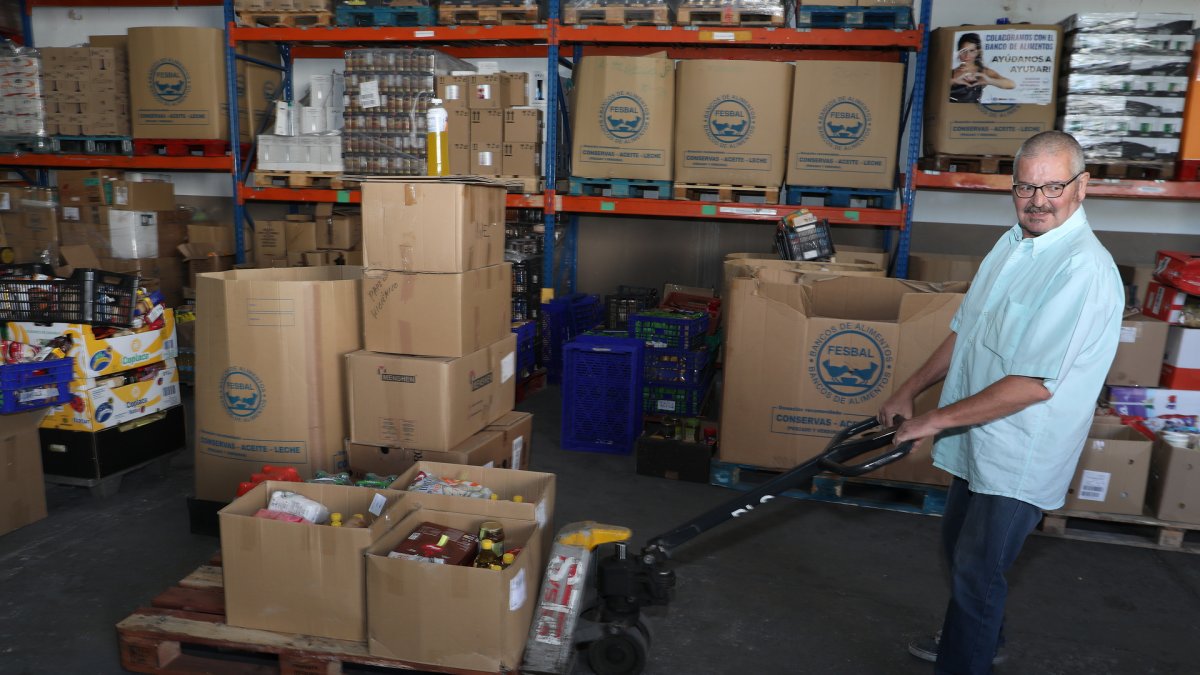 Un voluntario del Banco de Alimentos realiza tareas de trasporte de productos donados