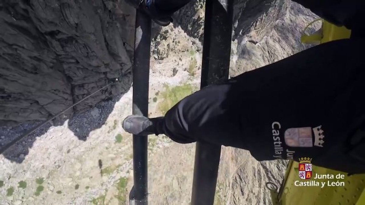 Vídeo: impresionante rescate de un escalador tras sufrir un accidente en la Sierra de Gredos en Ávila