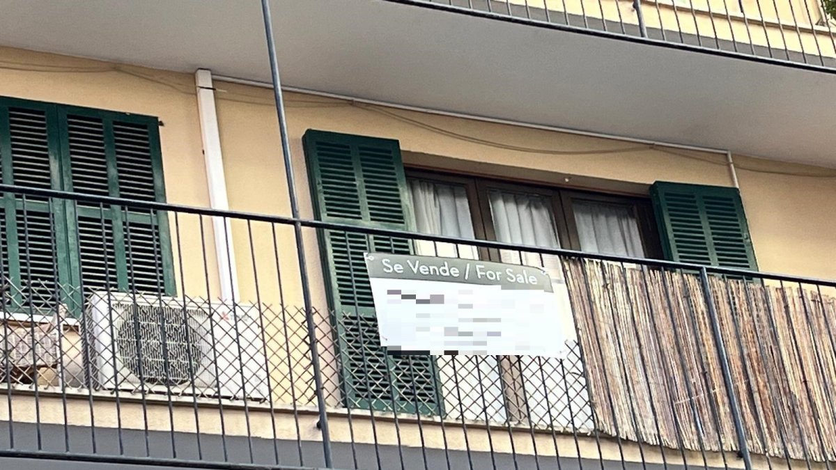 Cartel de se vende en un piso