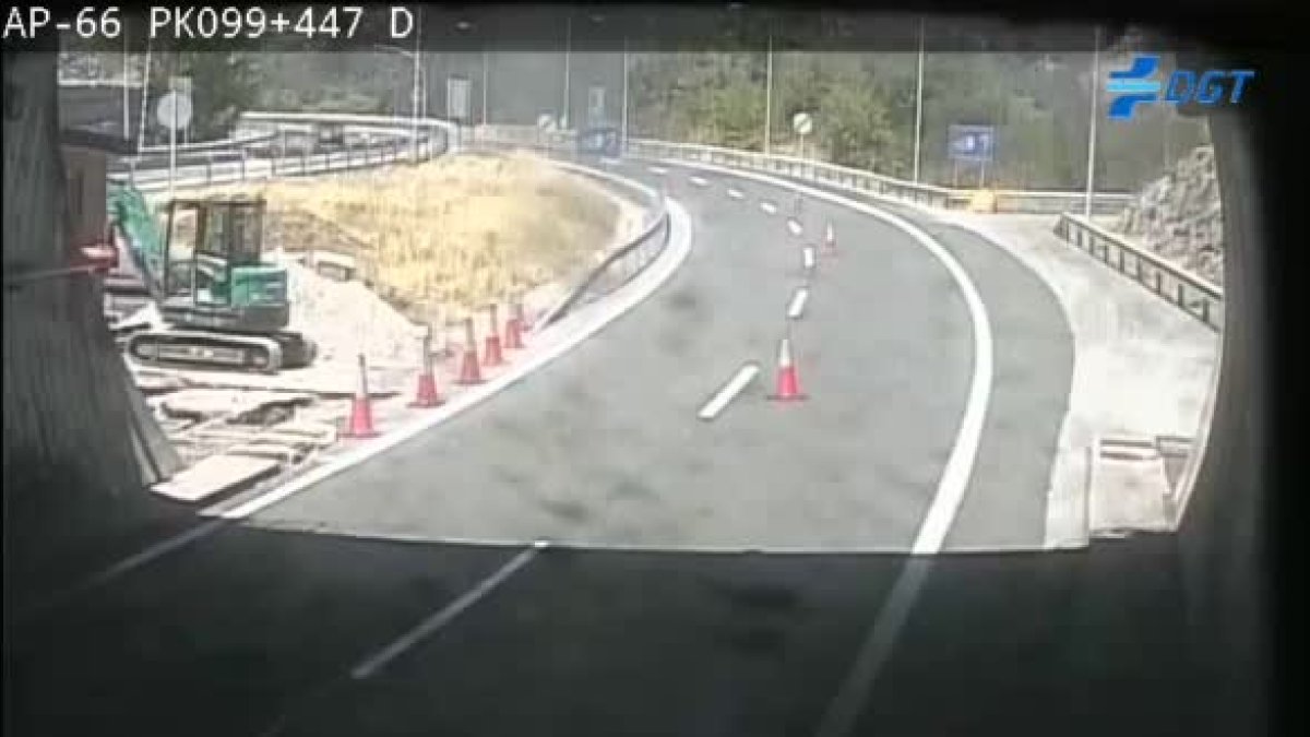 Obras en la autovía, con conos para cortar un carril.