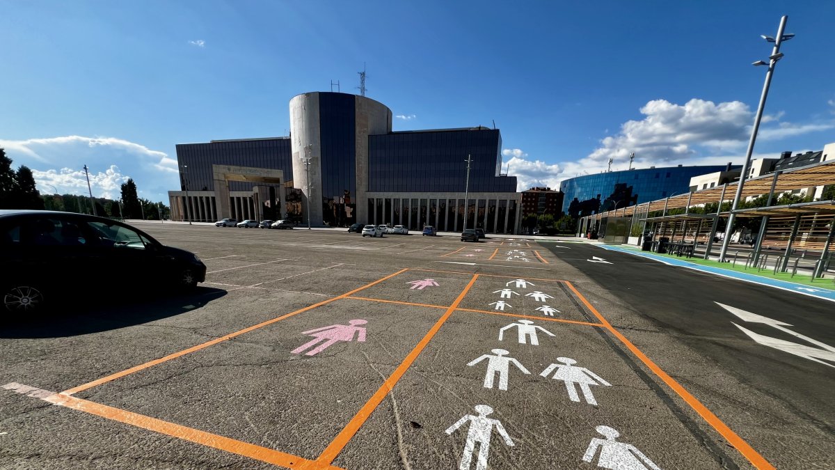 Aparcamiento para mujeres en la explanada de los Pendones Leoneses