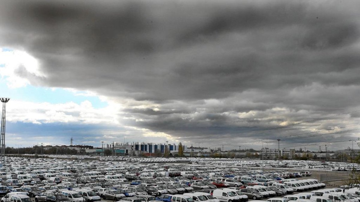 Aparcamiento stock de Renault. 