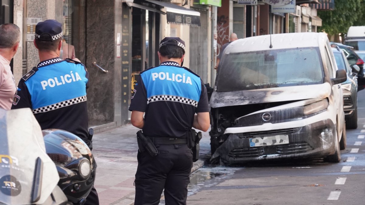 Incendio de un vehículo estacionado en la avenida de San Mamés de León