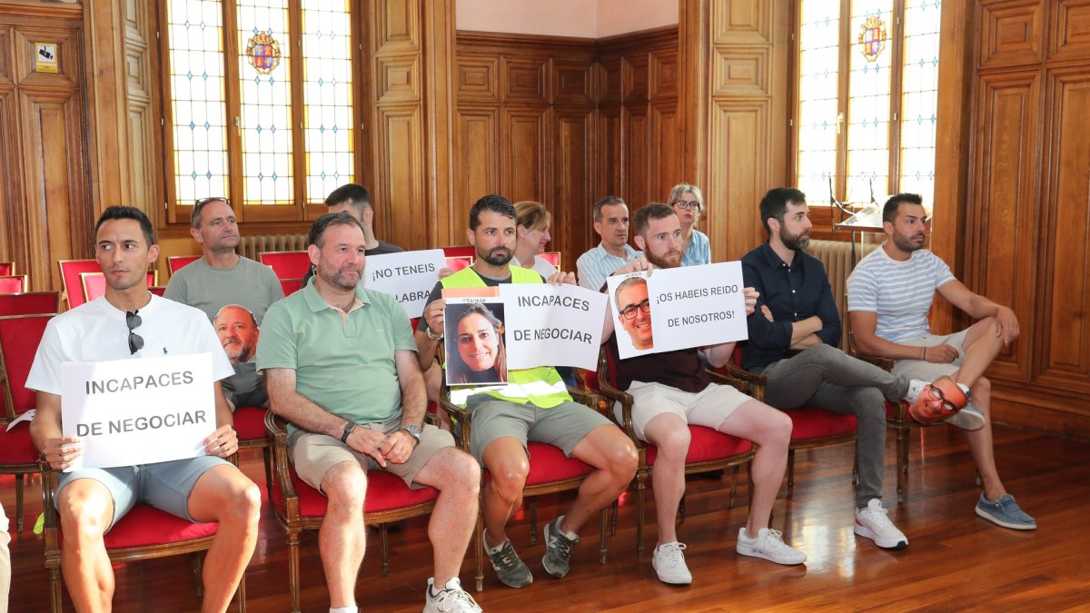 Policías locales de Palencia protestan durante el pleno de Ayuntamiento.