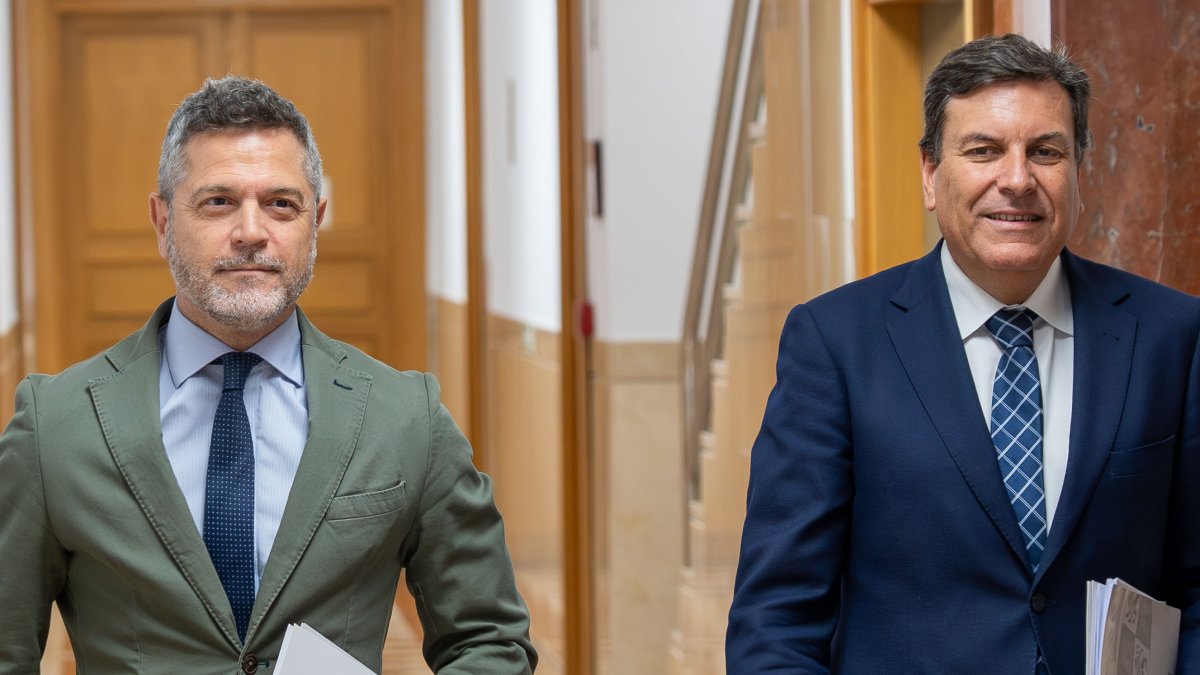 El consejero de Economía y Hacienda y portavoz, Carlos Fernández Carriedo, (derecha) comparece en rueda de prensa posterior al Consejo de Gobierno