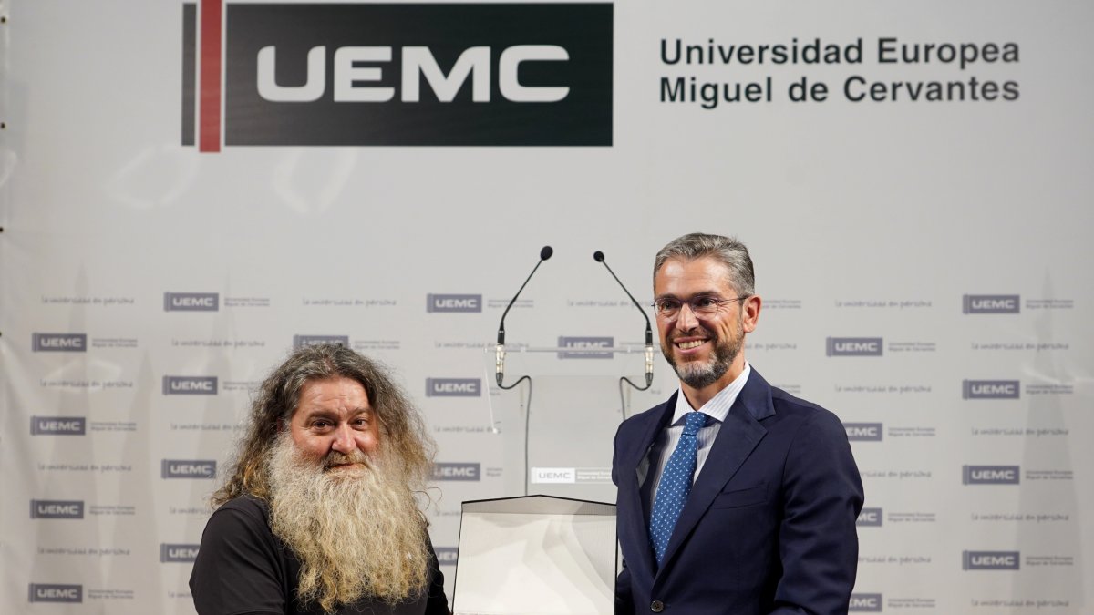 Raúl Pérez (izq.) recibe el marco del Curso de Verano ´La Trastienda del Vino´