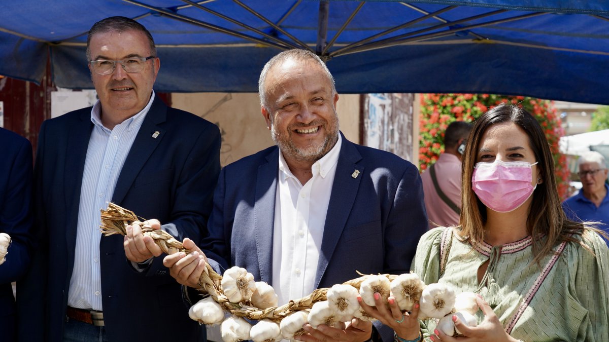 La vicesecretaria general del PSOE de Castilla y León, Nuria Rubio, junto a Gerardo Álvarez Courel y el vicepresidente de la Diputación de León, Roberto Aller