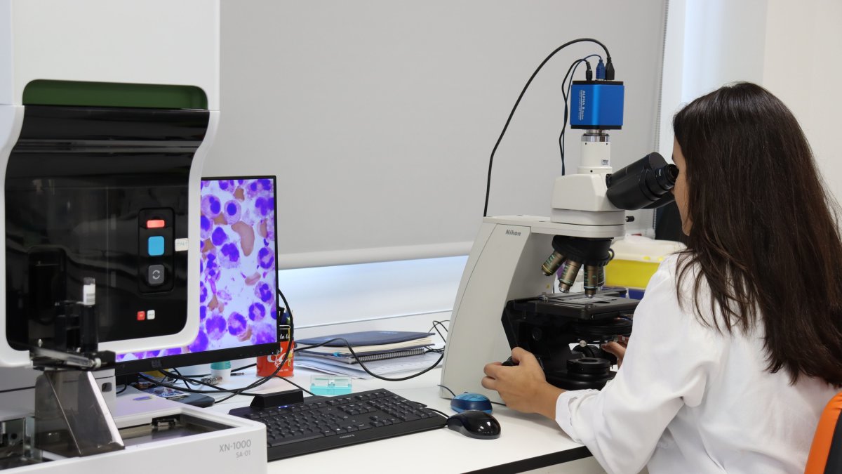 Análisis de células en microscopio con tecnología avanzada
