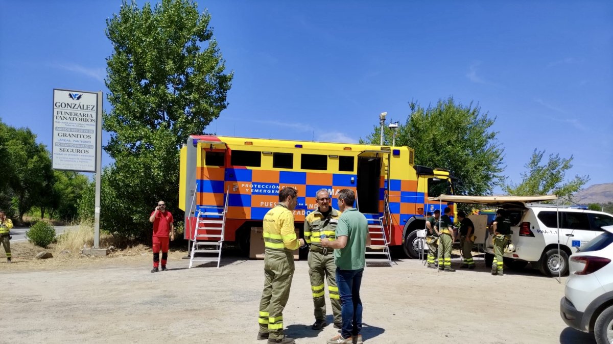 Puesto de mando avanzado en el incendio de Navaluenga
