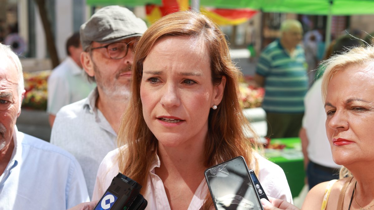 La portavoz de Vox en la Asamblea de Madrid y portavoz nacional, Isabel Pérez, asiste a una mesa informativa colocada en la plaza de Sagasta.
