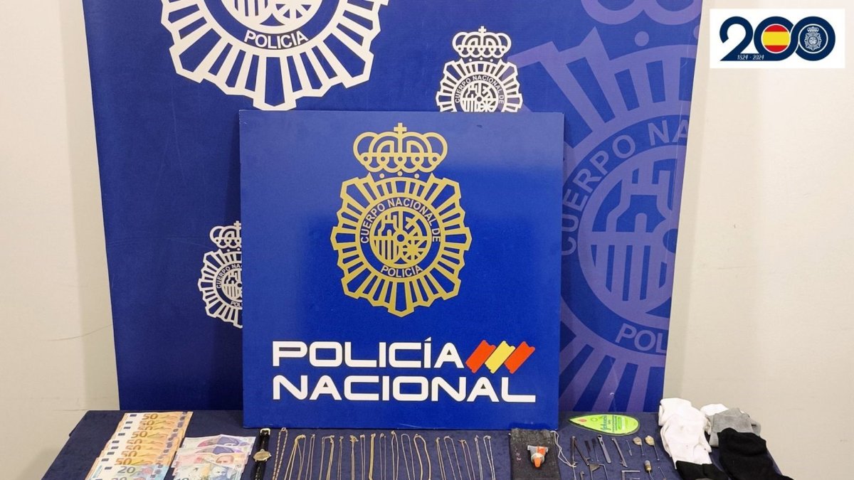 El dinero y las joyas recuperadas por la Policía Nacional.