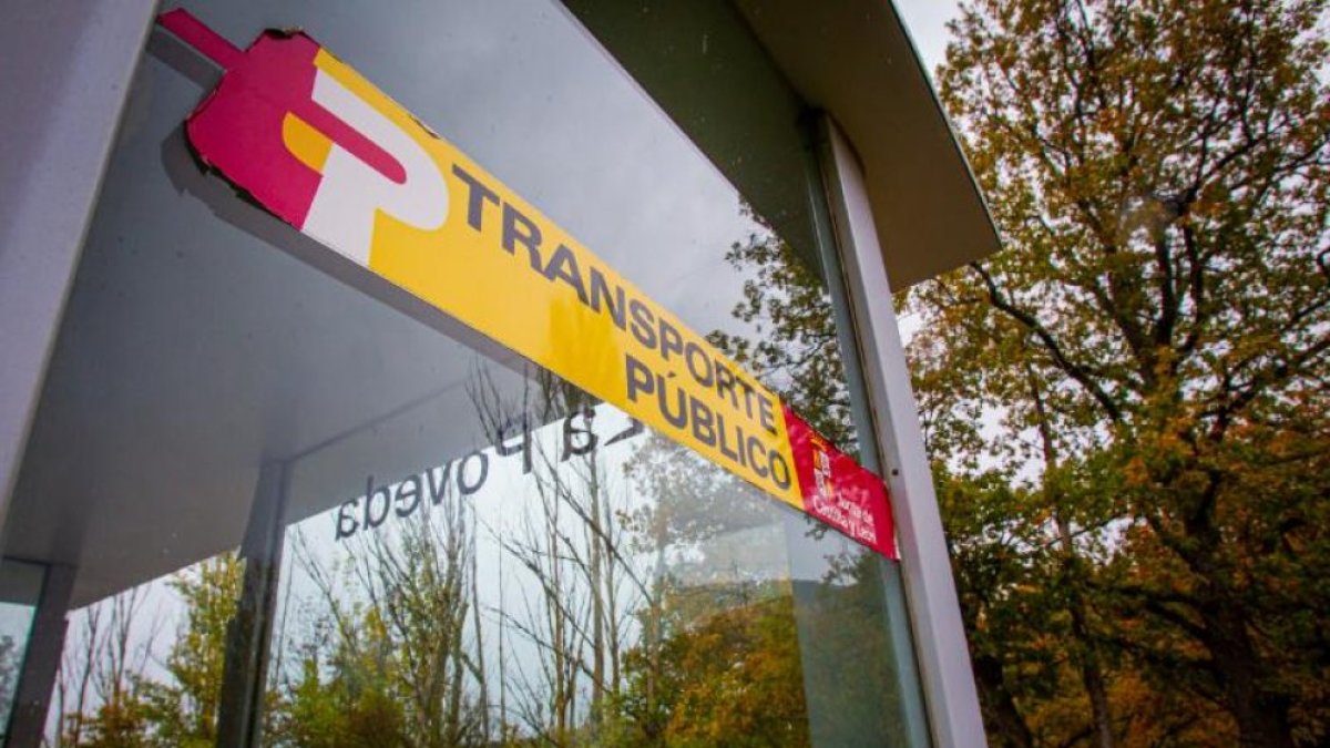 Multado con 600 euros por empujar a una mujer trans en la parada de autobús del centro comercial Luz de Castilla (Segovia), imagen de archivo.