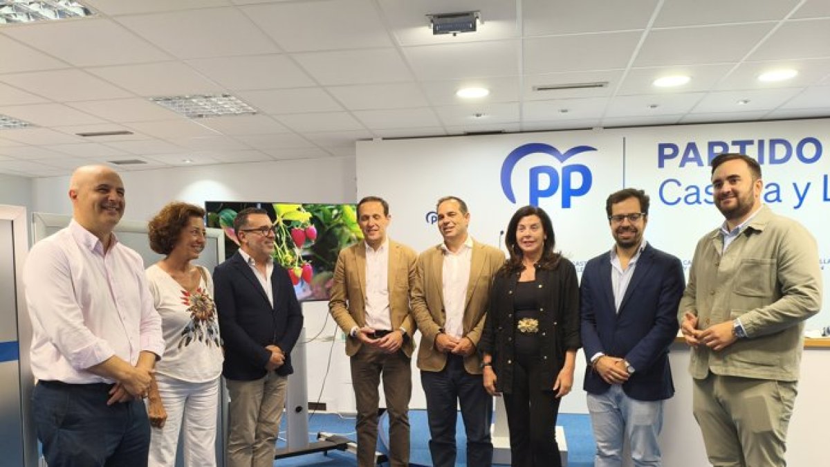 Miembros del PP de Castilla y León y los portavoces de Agricultura y Alimentación en el Congreso mantienen una reunión.