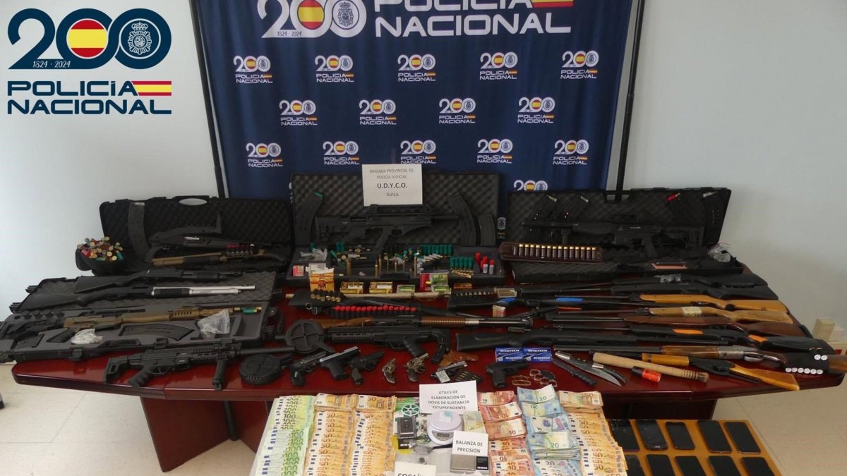 Armas, dinero y drogas incautadas por la Policía Nacional en Ávila.