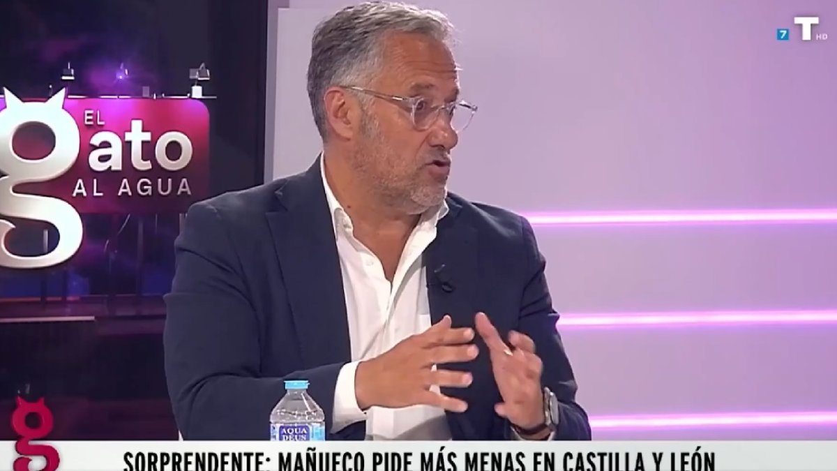 El presidente de las Cortes, Carlos Pollán, en el programa de televisión El gato al agua