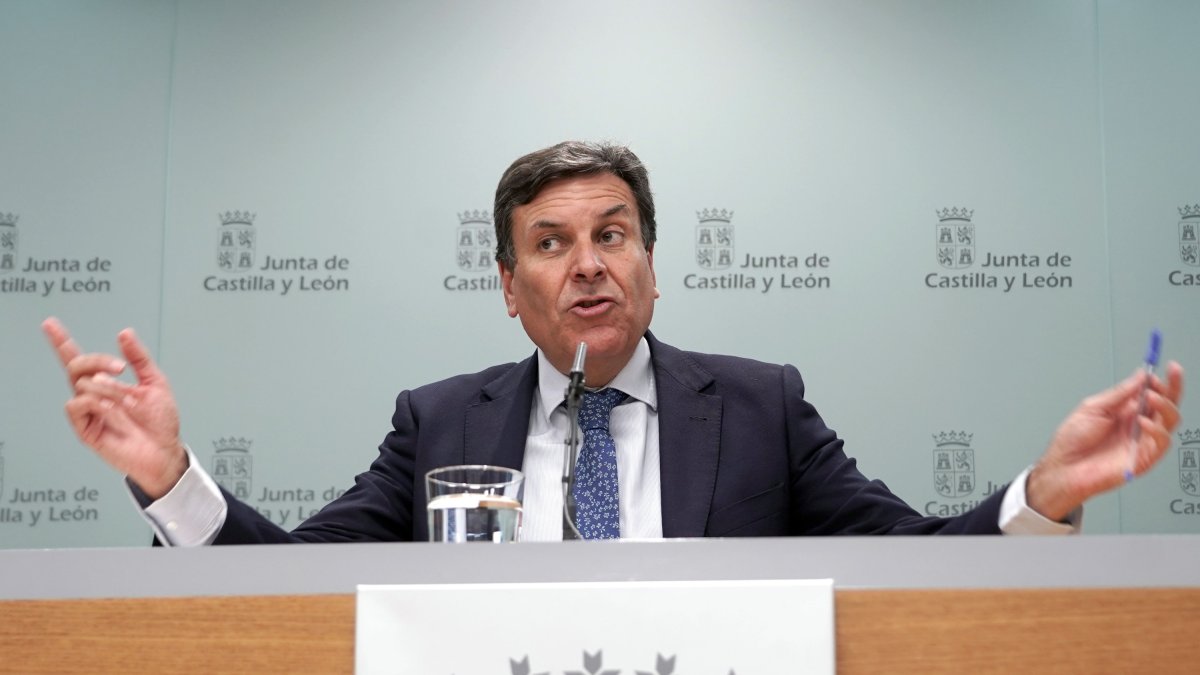 El consejero de Economía y Hacienda y portavoz, Carlos Fernández Carriedo, comparece en rueda de prensa posterior al Consejo de Gobierno