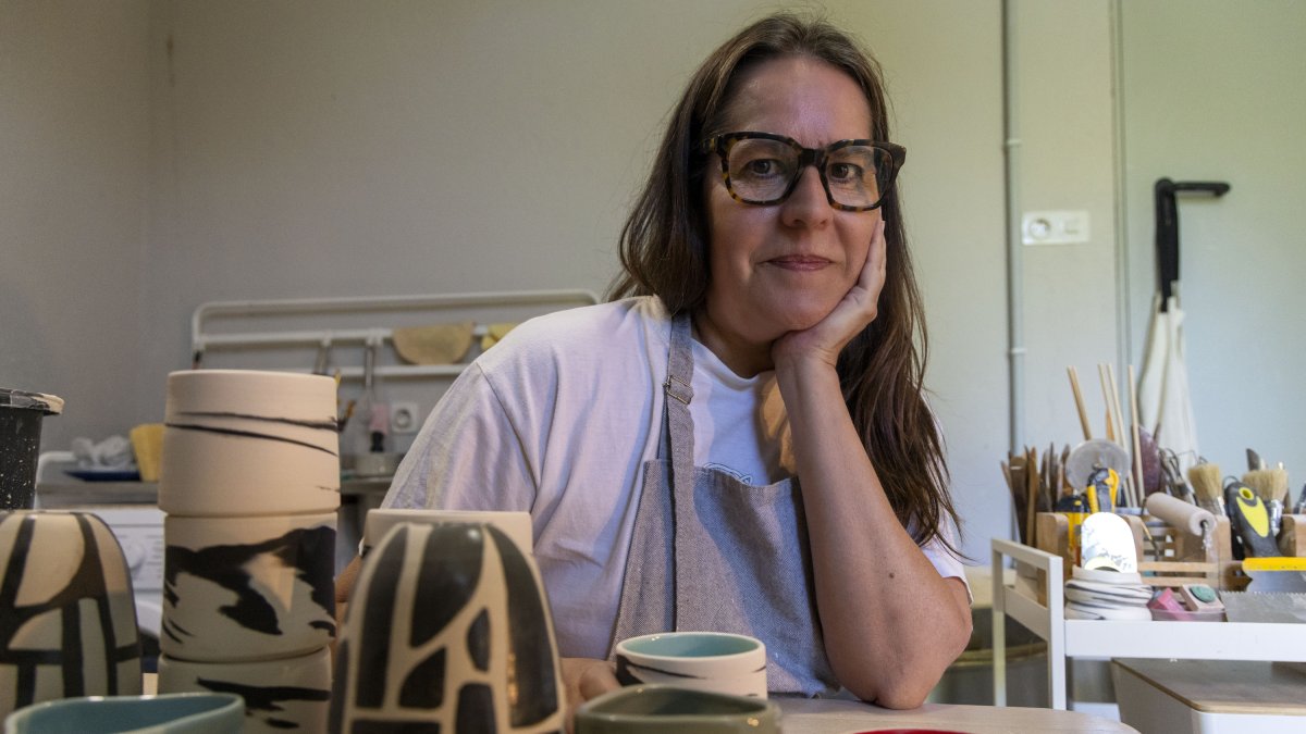 Marta Páramo, artista, diseñadora gráfica y ceramista, en su taller en Villamayor