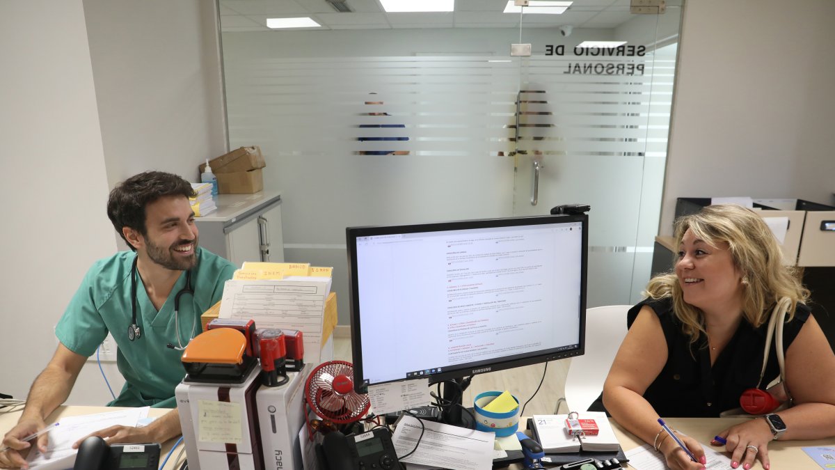 Dra.Teodora Teodosieva Todorova y el Dr. Daniel Robles de la Osa en la consulta