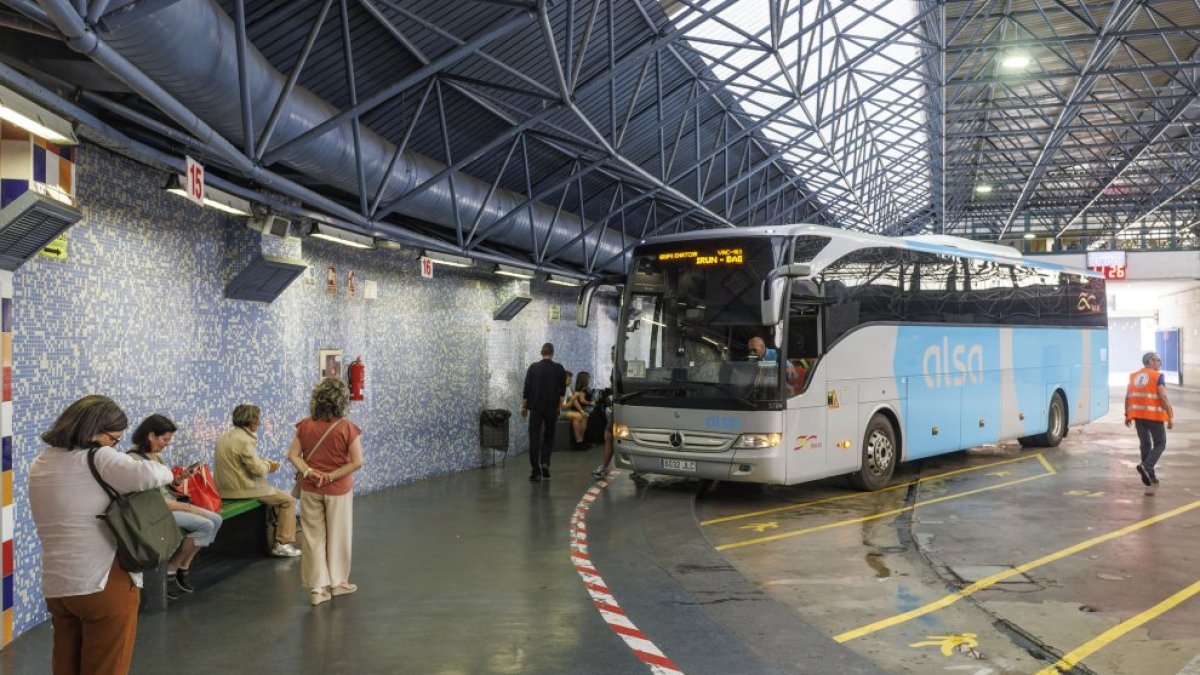 Un grupo de personas espera la llegada de su autobús en la estación de Burgos.